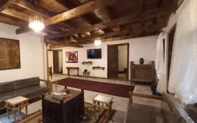 عمارت شاه نشین طبقه پائین (اقامت با صبحانه)