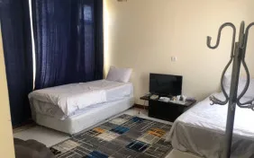 اتاق سه تخته رو به محوطه (اقامت با صبحانه)