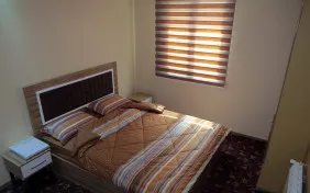 سوئیت دوخوابه دو تخته رو به پاسیو (اقامت با صبحانه)