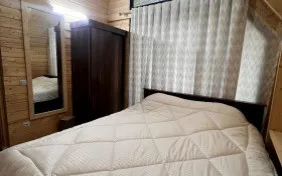 کلبه سوئیسی یک خواب دوتخته دبل (اقامت با صبحانه)