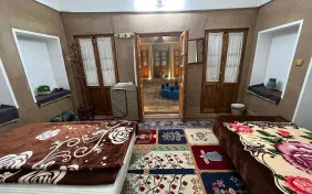 اتاق سه تخته یاقوتی (فاقد حمام وسرویس بهداشتی ) (اقامت با صبحانه)