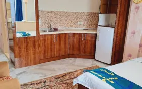 سوئیت مخصوص سه تخته (اقامت با صبحانه)