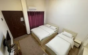 سوئیت یکخوابه سه تخته داخل محوطه (اقامت با صبحانه)