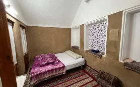 اتاق دو تخته دبل خاتونی(فاقدحمام وسرویس بهداشتی) (اقامت با صبحانه)