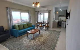 آپارتمان یک خوابه سه نفره رو به دریا(تخت+کاناپه) (اقامت با صبحانه)