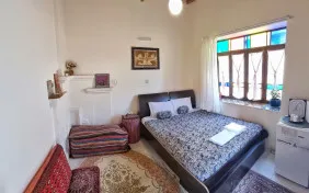 اتاق دو تخته دبل ماه بانو ( سرویس و حمام مشترک ) (اقامت با صبحانه)