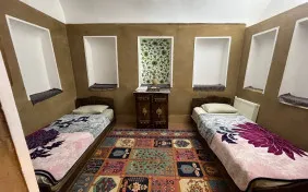 اتاق دو تخته تویین ملس(فاقد حمام وسرویس بهداشتی ) (اقامت با صبحانه)