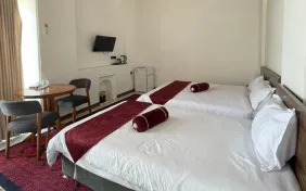 اتاق سه تخته رو به دریا (اقامت با صبحانه)