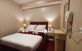 اتاق دبل رو به خیابان (اقامت با صبحانه)