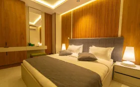 سوئیت یکخوابه برای سه نفر (واقع درسایت پایین) (اقامت با صبحانه)