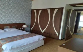 سوئیت یکخوابه چهارنفره رو به محوطه