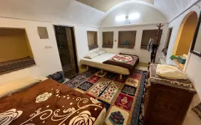 اتاق سه تخته زاغ (با حمام وسرویس بهداشتی ) (اقامت با صبحانه)