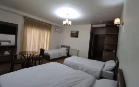 اتاق چهار تخته تراس دار رو به محوطه , جاده و جنگل ( طبقات 1 و2) (اقامت با صبحانه)
