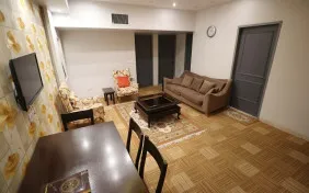 آپارتمان سه خوابه هفت نفره (اقامت با صبحانه)