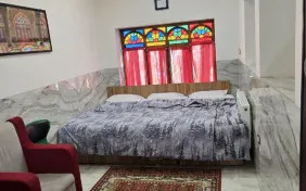 اتاق سه تخته( فاقد سرویس بهداشتی و حمام ) (اقامت تک)