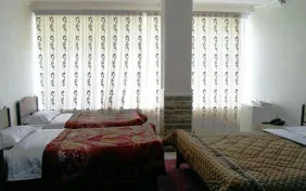 سوئیت چهارتخته(سوئیت سه تخته+نفراضافه) (اقامت با صبحانه)