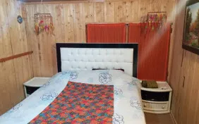 سوئیت نرگس سه نفره (یک تخت دو نفره +یک سرویس کف خواب) (اقامت با صبحانه)