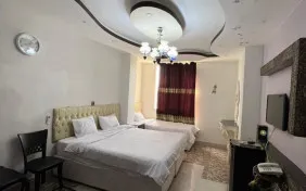 اتاق سه تخته رو‌به خیابان (اقامت صبحانه)