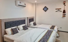 اتاق سه تخته با سرویس اضافه (اقامت با صبحانه)