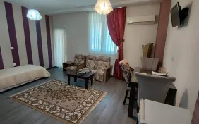 سوئیت یک خوابه سه نفره تراس رو به محوطه (اقامت با صبحانه)