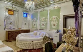 اتاق سه تخته آینه (اقامت با صبحانه)