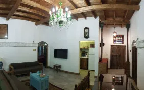عمارت شاه نشین طبقه بالا (اقامت با صبحانه)