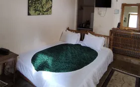 اتاق دو تخته دبل رو به حیاط (اقامت با صبحانه)
