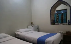 اتاق یک تخته (سرویس بهداشتی خارج از اتاق) (اقامت با صبحانه)