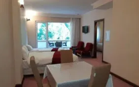 سوئیت پنج تخته خانواده رو به جنگل (اقامت با صبحانه)