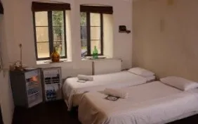 اتاق دو تخته بیژن سمندر(سرویس بهداشتی اختصاصی بیرون از اتاق) (اقامت با صبحانه)