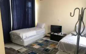 اتاق دوتخته توئین رو به محوطه (اقامت با صبحانه)