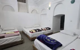 اتاق چهار تخته زیرزمین (اقامت با صبحانه)