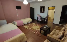 سوئیت یک خوابه چهار نفره تراس رو به محوطه (اقامت با صبحانه)