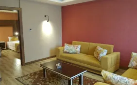 سوئیت دو خواب شش تخته (دو تخت دبل+کاناپه) (اقامت با صبحانه)