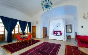 اتاق دو تخته دبل شاه نشین 110(هفت پله به سمت بالا) (اقامت با صبحانه)