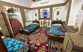 اتاق سه تخته سینگل شاهی(فاقد سرویس بهداشتی وحمام ) (اقامت با صبحانه)