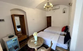 اتاق سه تخته سرداب دوم (اقامت با صبحانه)